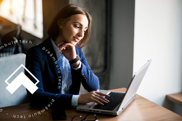Advogada em frente ao computador sorrindo com as vantagens de ter um software jurídico com IA