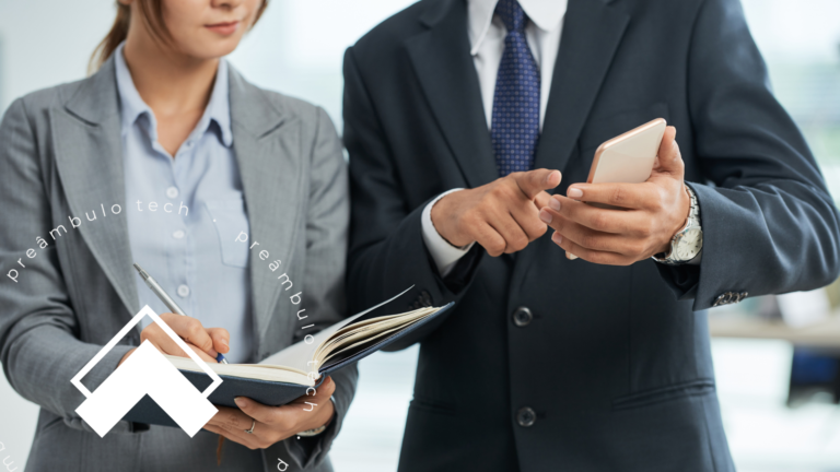 Advogados analisando informações no celular enquanto utilizam ferramentas digitais para se adaptar às novas demandas do setor jurídico.