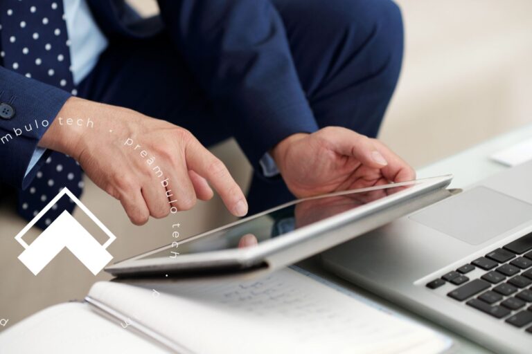 Mãos de um advogado mexendo em um software de gestão jurídica