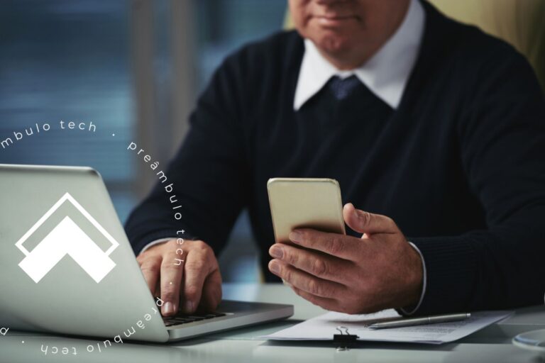 Advogado mexendo em uma plataforma jurídica pelo computador e celular