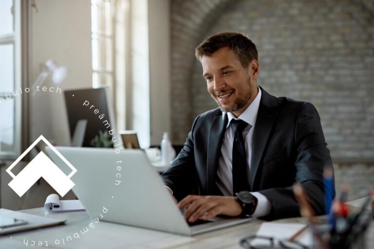 Advogado olhando para o computador sorrindo com os benefícios do Office.ADV