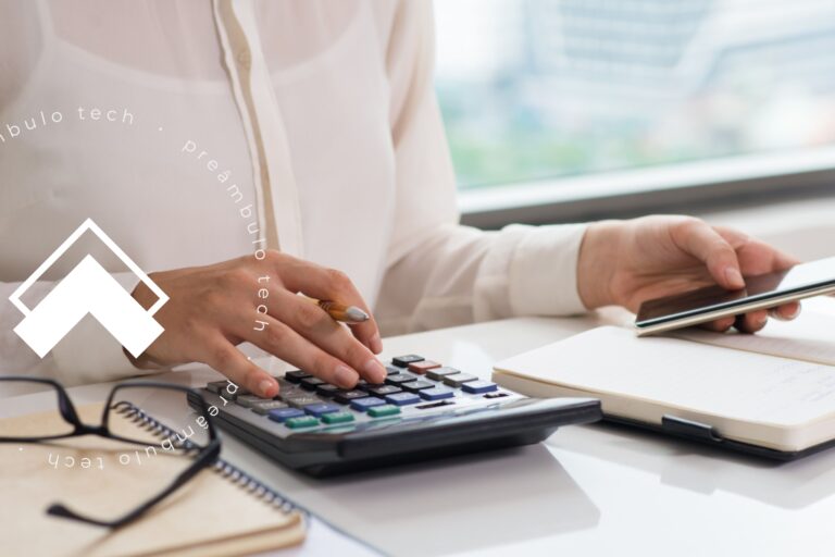 Advogada em sua mesa de escritório enquanto faz o cálculo das dívidas de clientes inadimplentes