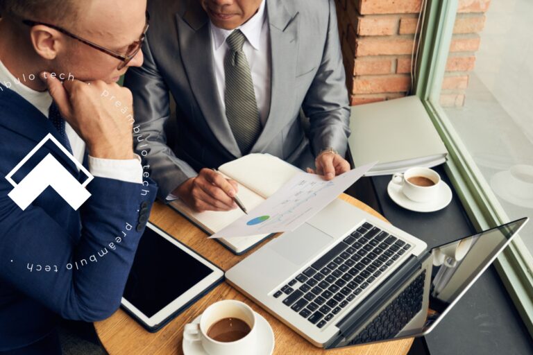 Advogados sentados à mesa enquanto acompanham os resultados nos indicadores de gestão