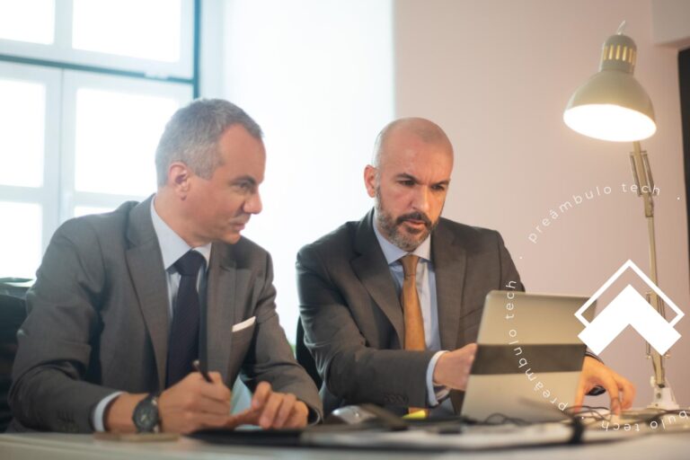 Advogados em mesa de escritório enquanto utilizam um sistema para controle de produtividade