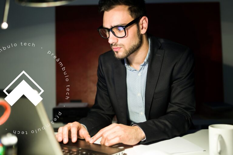 Advogado olha para a tela do computador enquanto utiliza uma plataforma para advogados