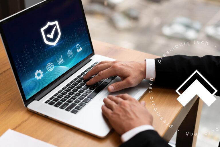 Advogado utilizando o computador e na tela aparece um sistema para segurança de dados