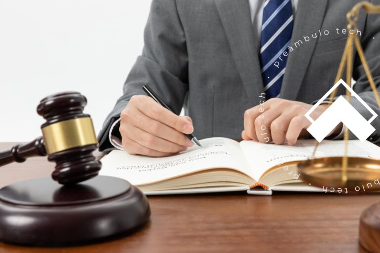 Advogado sentado à mesa enquanto escreve e analisa o código de ética OAB.