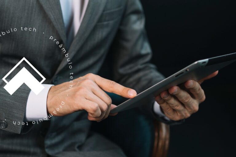 Advogado utiliza um tablet onde analisa resultados por meio de um software para controladoria jurídica.