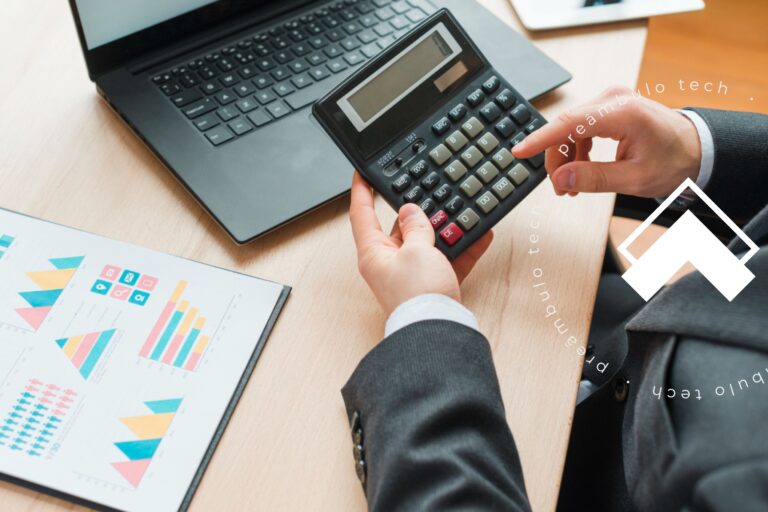 Advogado sentado à mesa enquanto utiliza a calculadora e avalia a implementação de um sistema de cobrança automatizado.