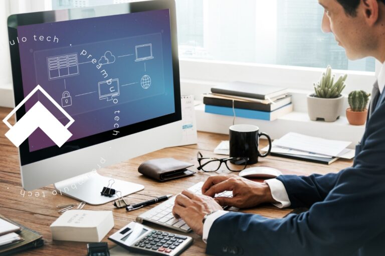 Advogado utilizando um software para gestão de escritório de advocacia.