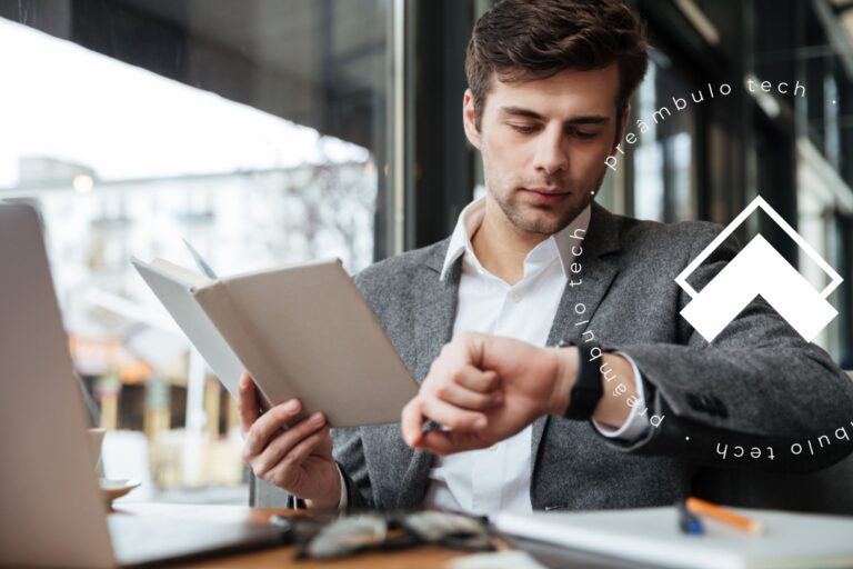 Advogado utilizando um software para aumentar a produtividade da equipe.