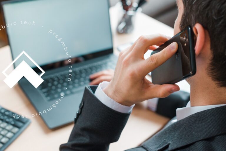 Advogado ao telefone utilizando métodos para melhorar a gestão de clientes na advocacia.