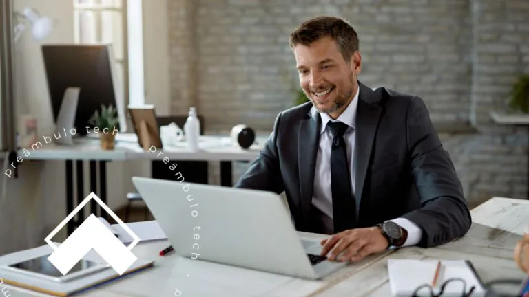 Advogado utilizando notebook em escritório, utilizando o software jurídico CPJ-3C para automatizar a rotina jurídica e aumentar a produtividade