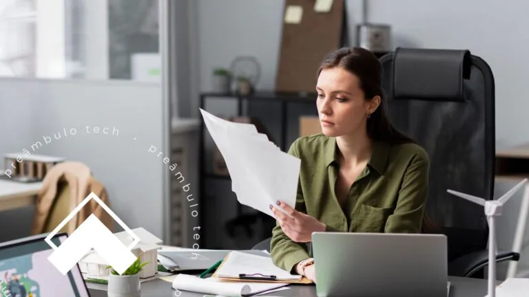 Advogada analisando documentos no escritório com laptop na mesa, representando o uso de IA para criar documentos jurídicos com mais agilidade.