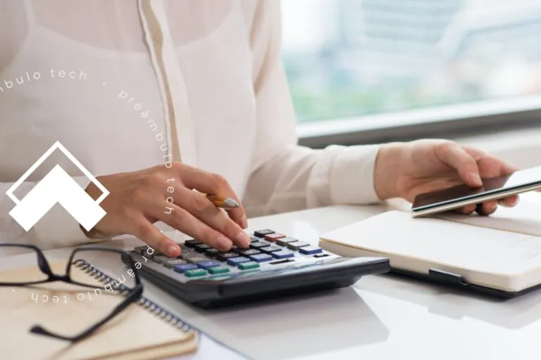Advogada em sua mesa de escritório enquanto faz o cálculo das dívidas de clientes inadimplentes