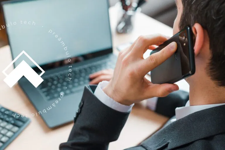 Advogado ao telefone utilizando métodos para melhorar a gestão de clientes na advocacia.